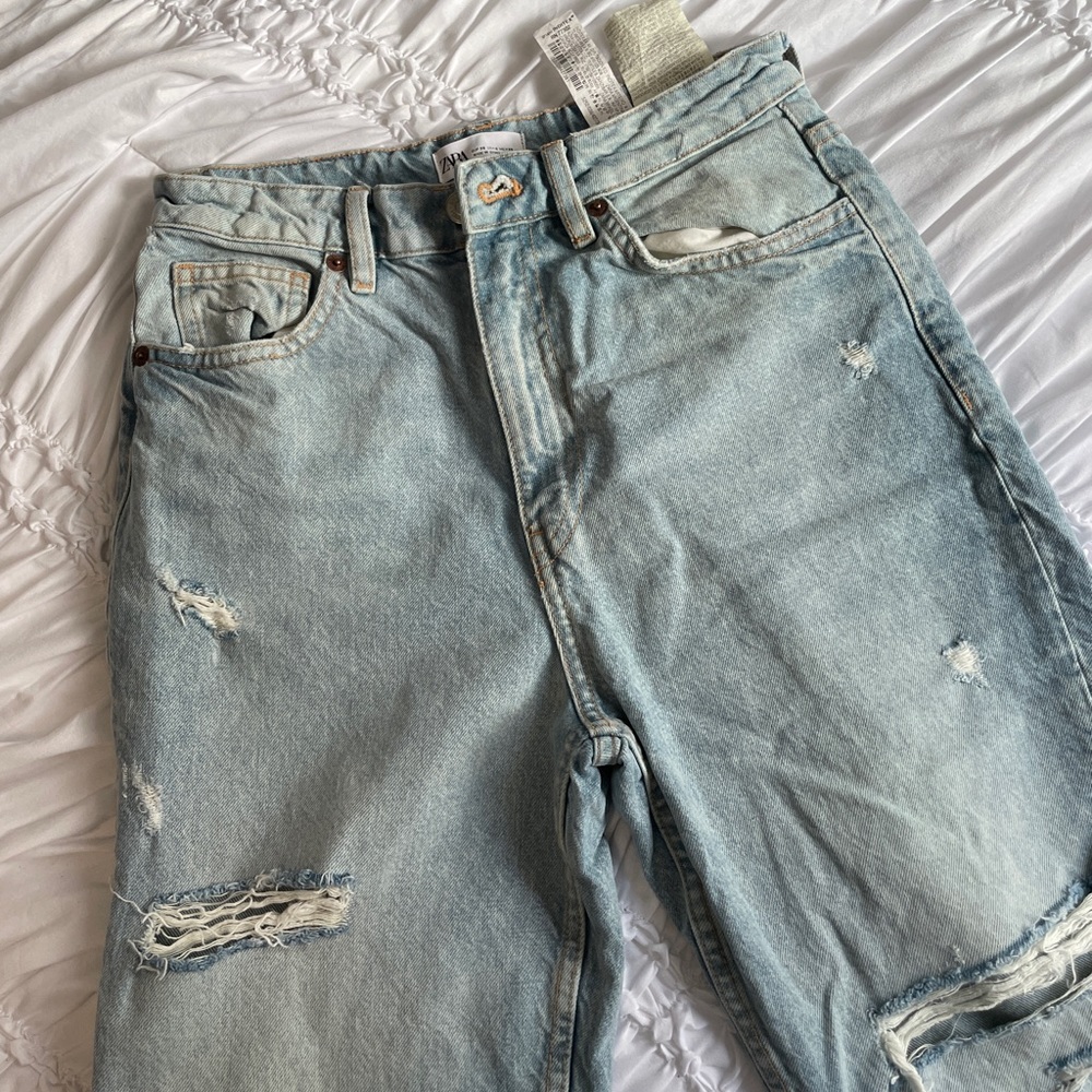 ZARA RIPPED MOM JEANS